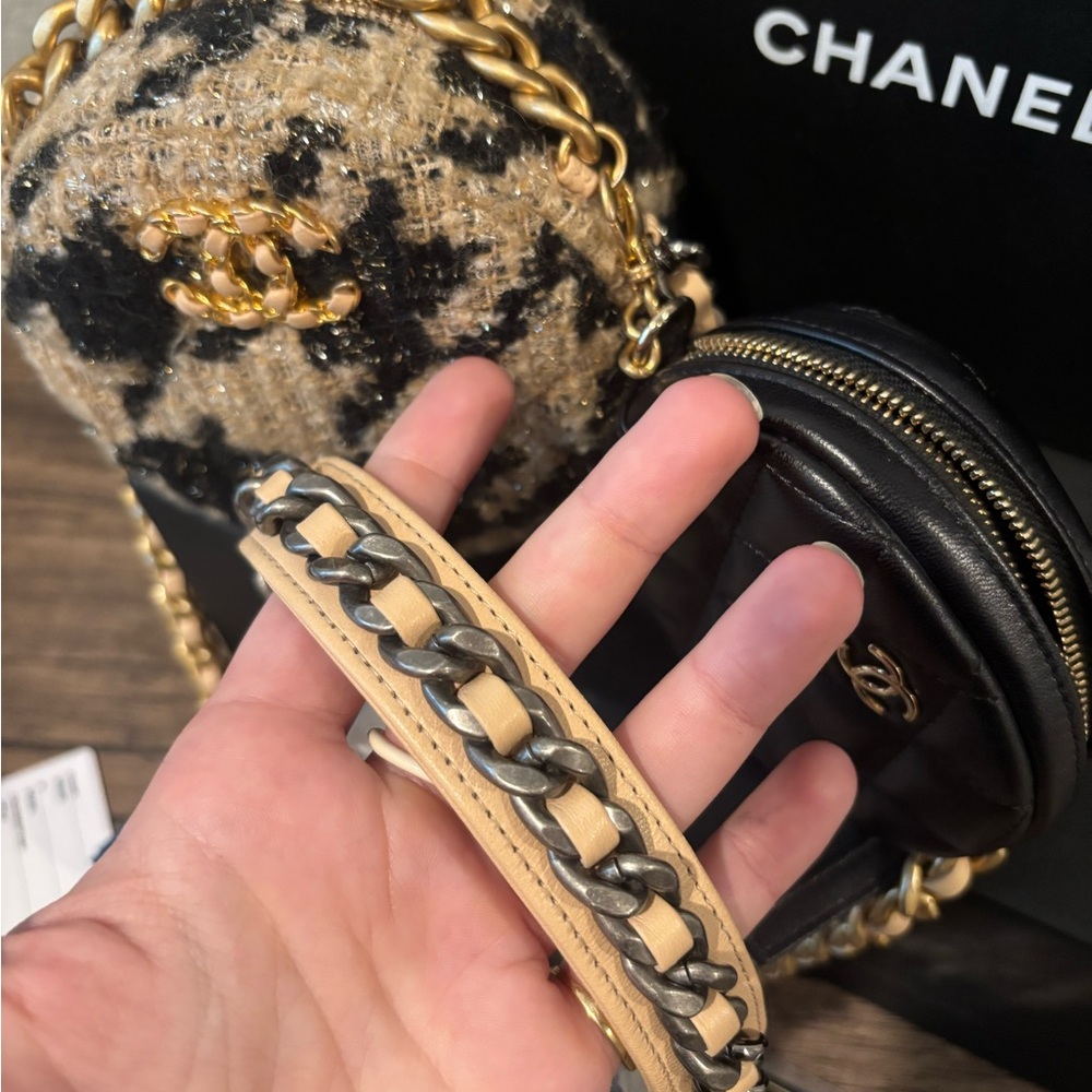 CHANEL 19 Collection Houndstooth Tweed Lambskin Round Crossbody W/ Coinpurse - Picture 6 of 16